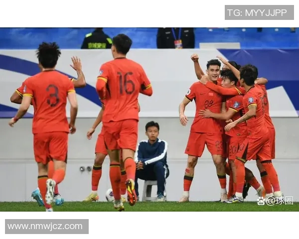 三位足球巨星同场竞技:技术对决与赛场魅力引爆全球观众热情 三位足球巨星同场竞技:技术对决与赛场魅力引爆全球观众热情