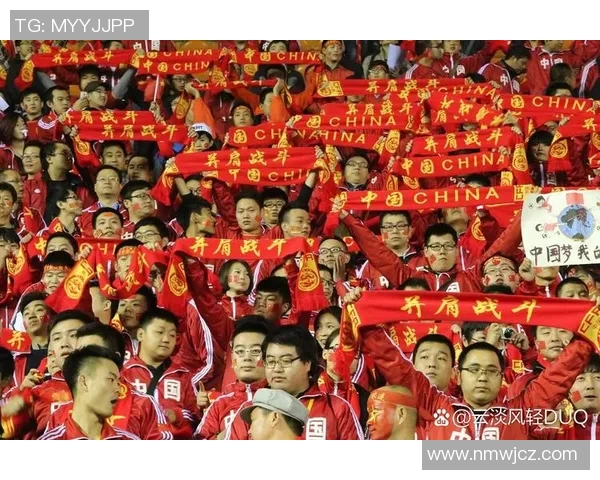 红色队服下的传奇与荣耀 足球球星在激情赛场的绚烂瞬间