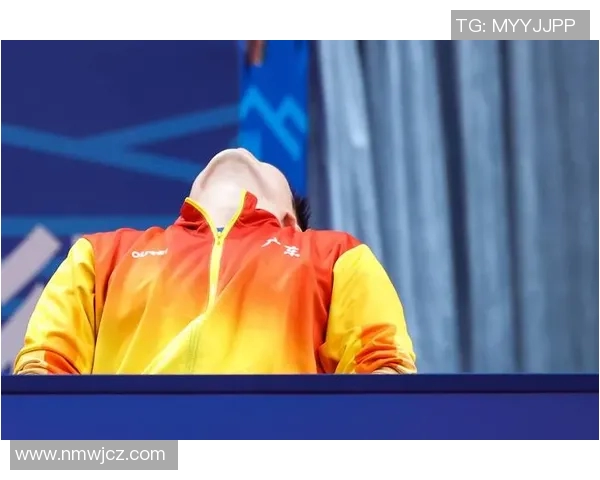 足球球星因失误无奈挠头反应引发网友热议瞬间成热搜话题 足球球星因失误无奈挠头反应引发网友热议瞬间成热搜话题