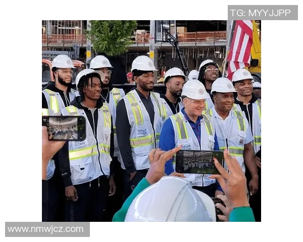 足球球星佩戴安全帽的创意画面展现运动与安全的完美融合