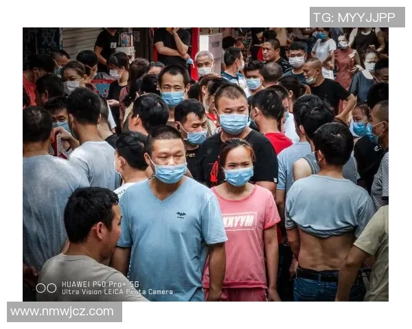 口罩足球球星崛起：疫情中的英雄与绿茵场的坚韧精神